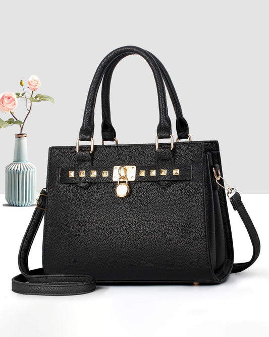 Cartera mediana de mano con detalles y tachuelas frontales en dorado