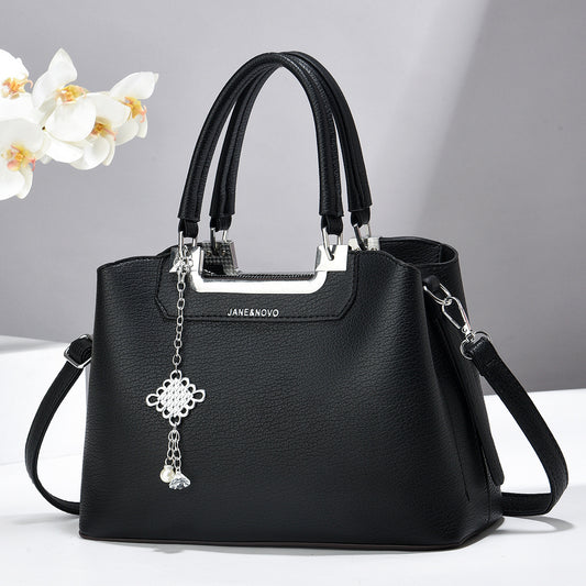 Cartera mediana con detalles en plateado