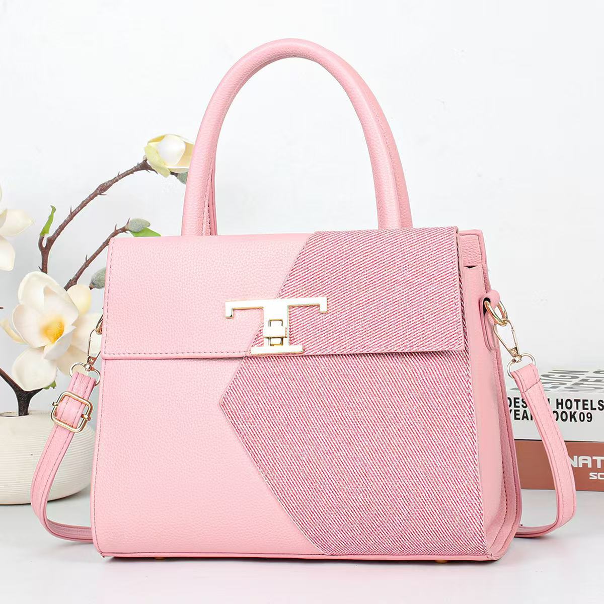Cartera cuadrada con detalles en dorado