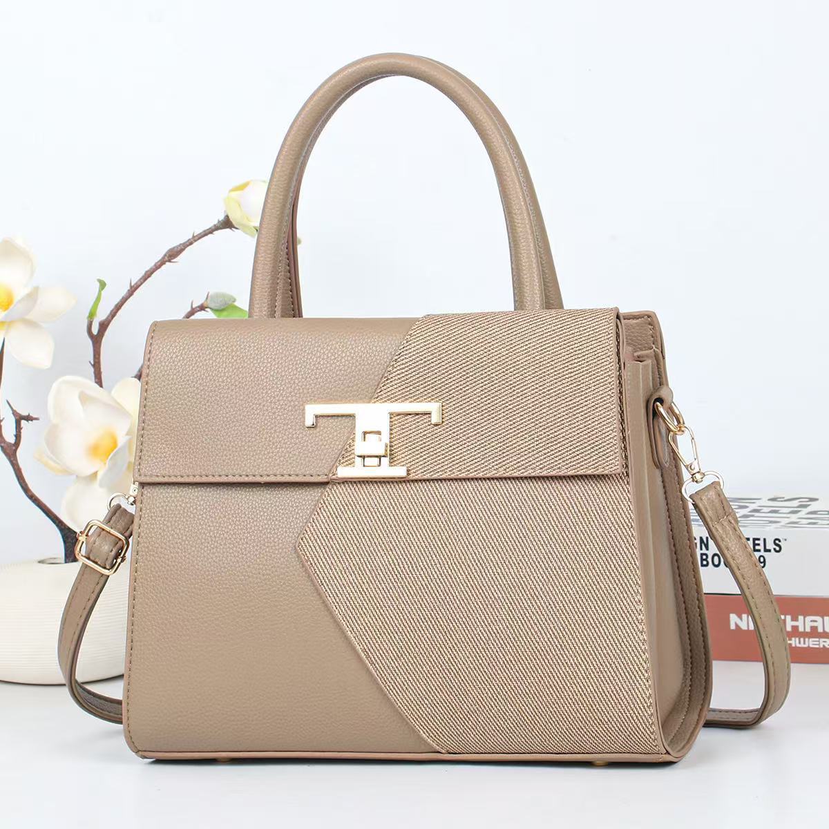 Cartera cuadrada con detalles en dorado