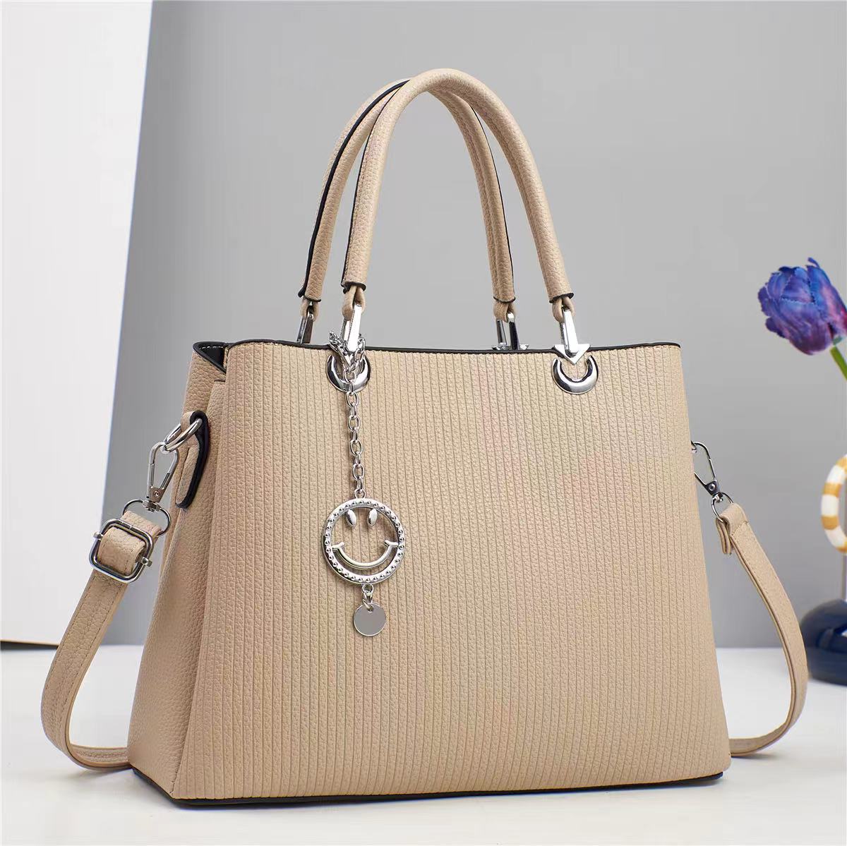 Cartera mediana con llavero de carita feliz