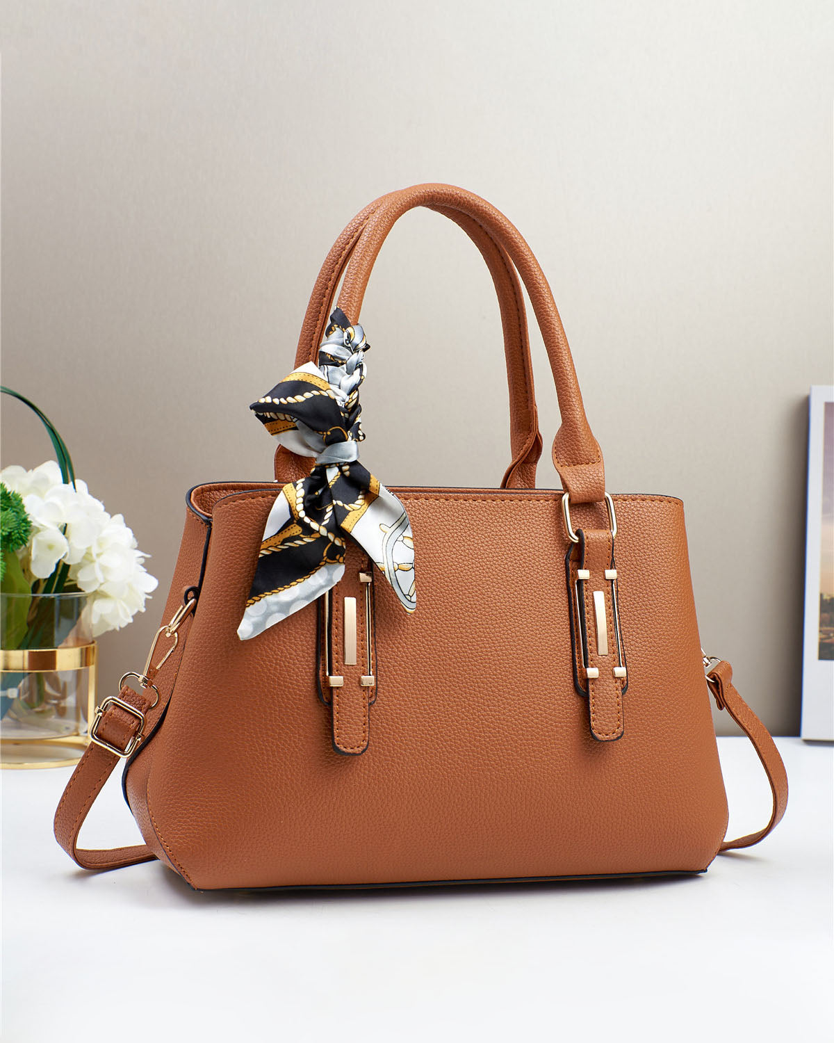 Cartera espaciosa con bufanda