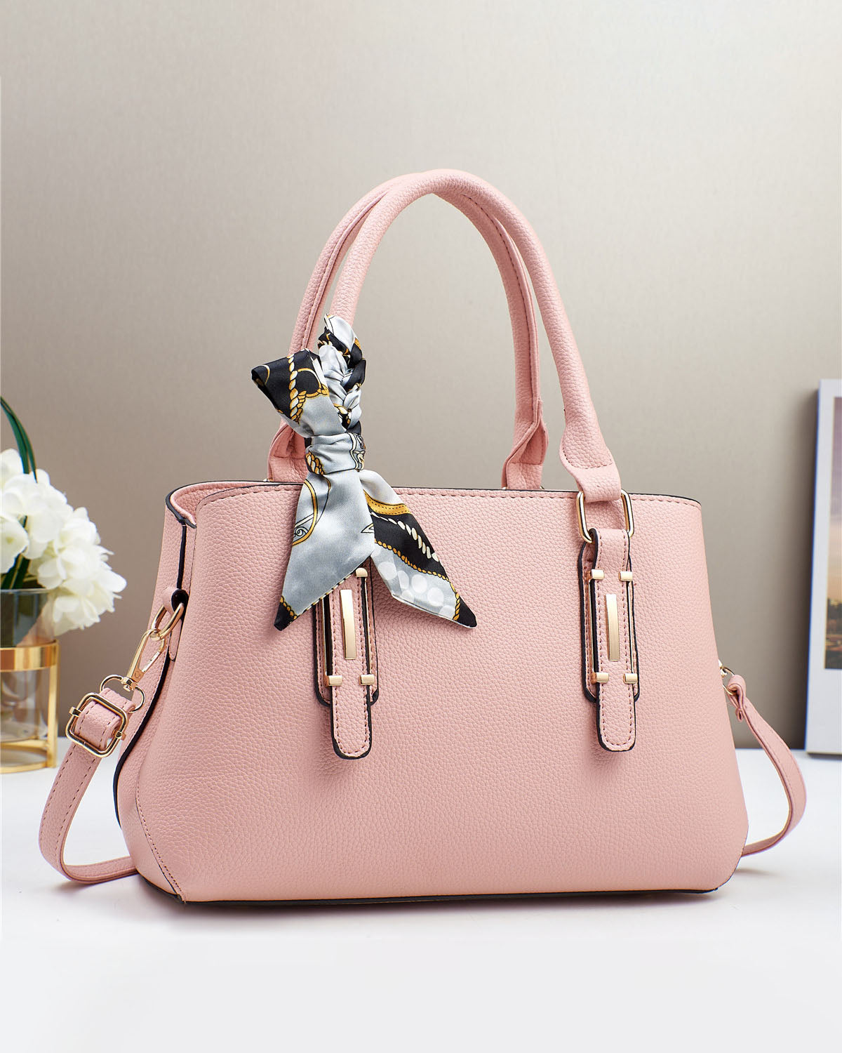 Cartera espaciosa con bufanda