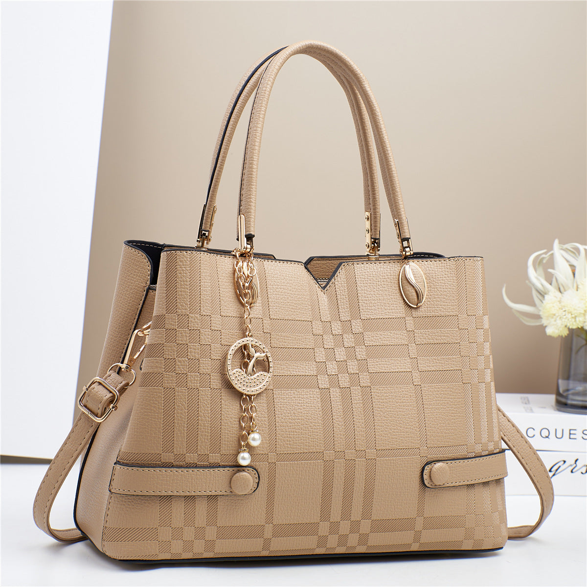 Cartera mediana con llavero y detalles en dorado