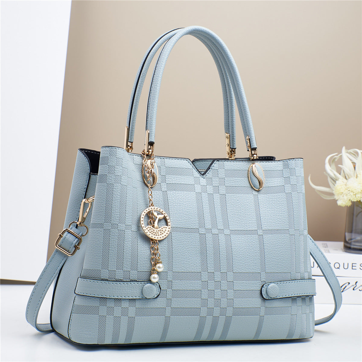 Cartera mediana con llavero y detalles en dorado