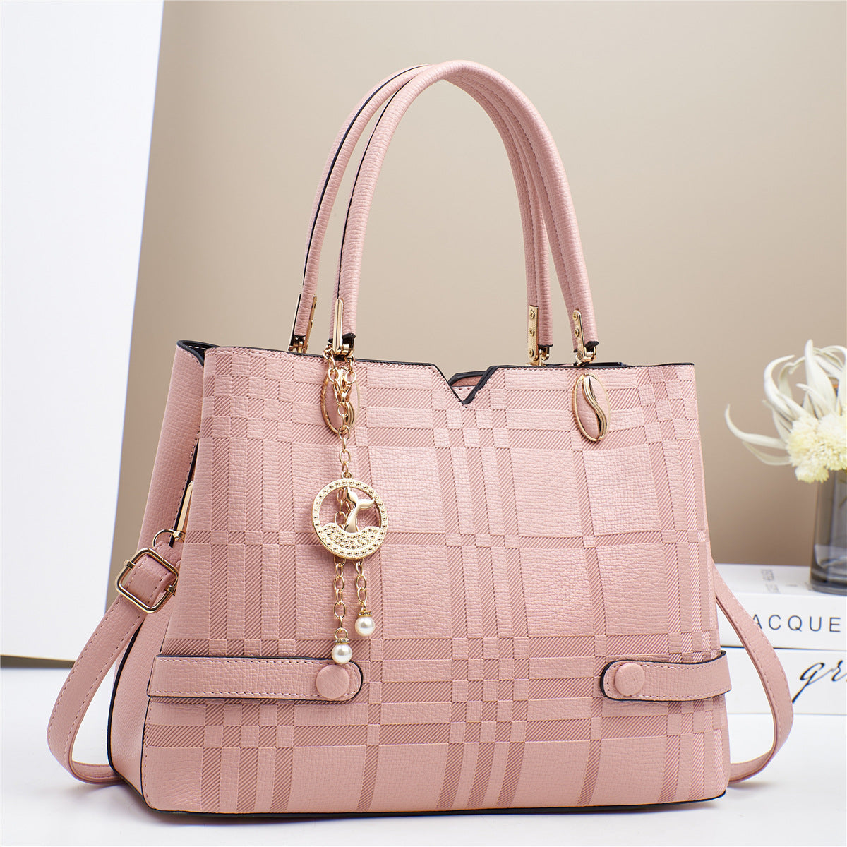 Cartera mediana con llavero y detalles en dorado