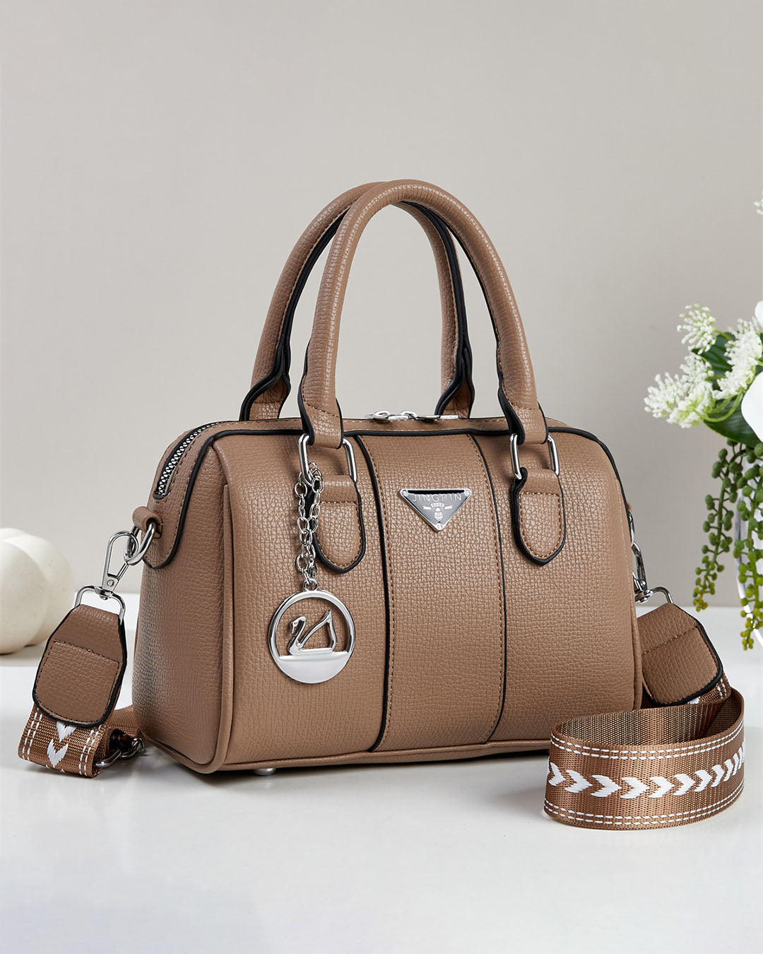 Cartera pequeña tipo baul con detalles en plateado