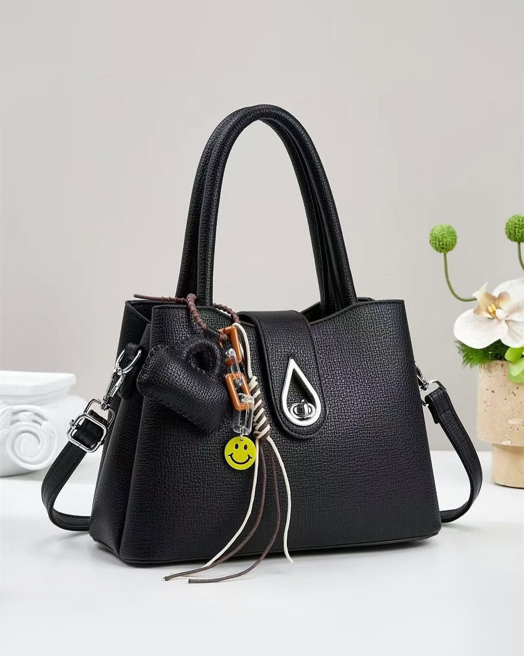 💕Oferta ¡San Valentín! 💕 • Bolso de tamaño mediana con adorno frontal color metálico