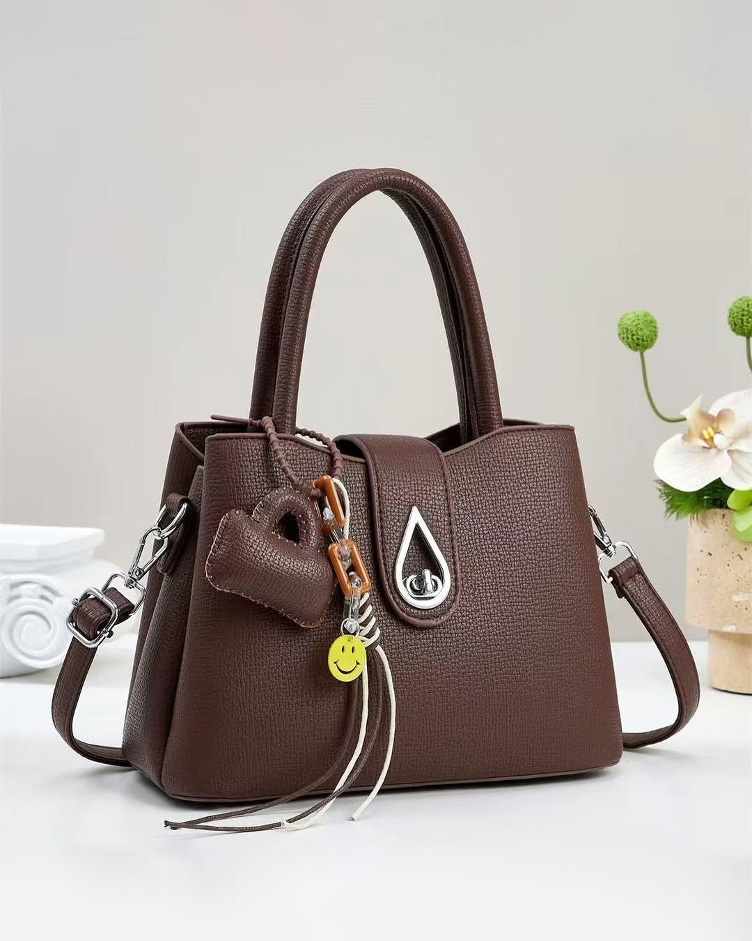 💕Oferta ¡San Valentín! 💕 • Bolso de tamaño mediana con adorno frontal color metálico
