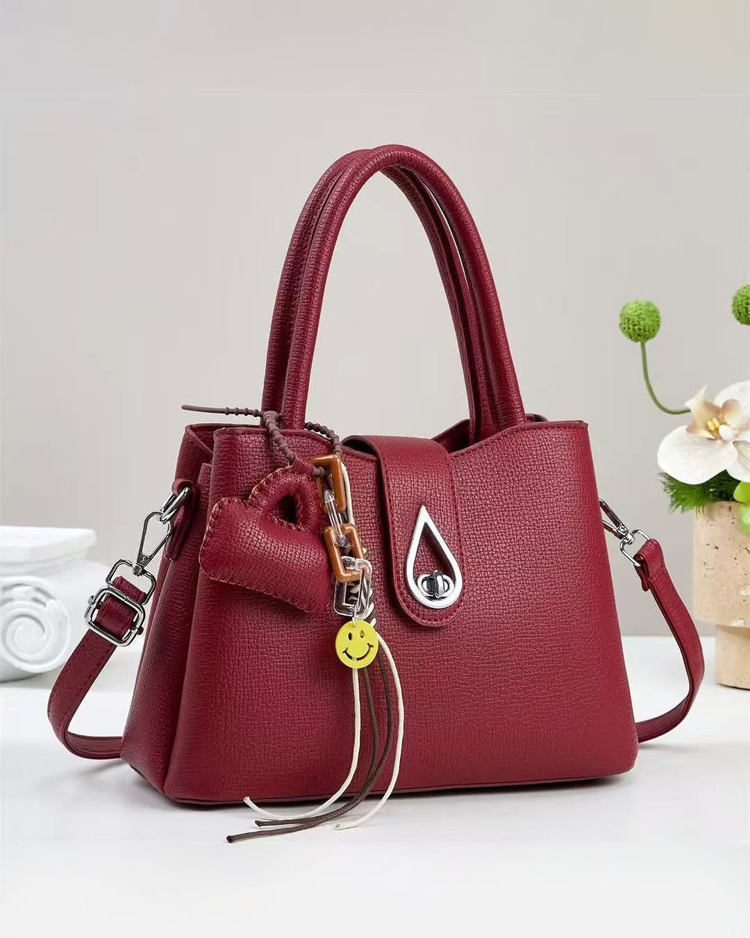 💕Oferta ¡San Valentín! 💕 • Bolso de tamaño mediana con adorno frontal color metálico