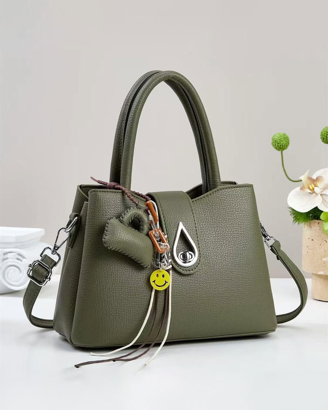 💕Oferta ¡San Valentín! 💕 • Bolso de tamaño mediana con adorno frontal color metálico