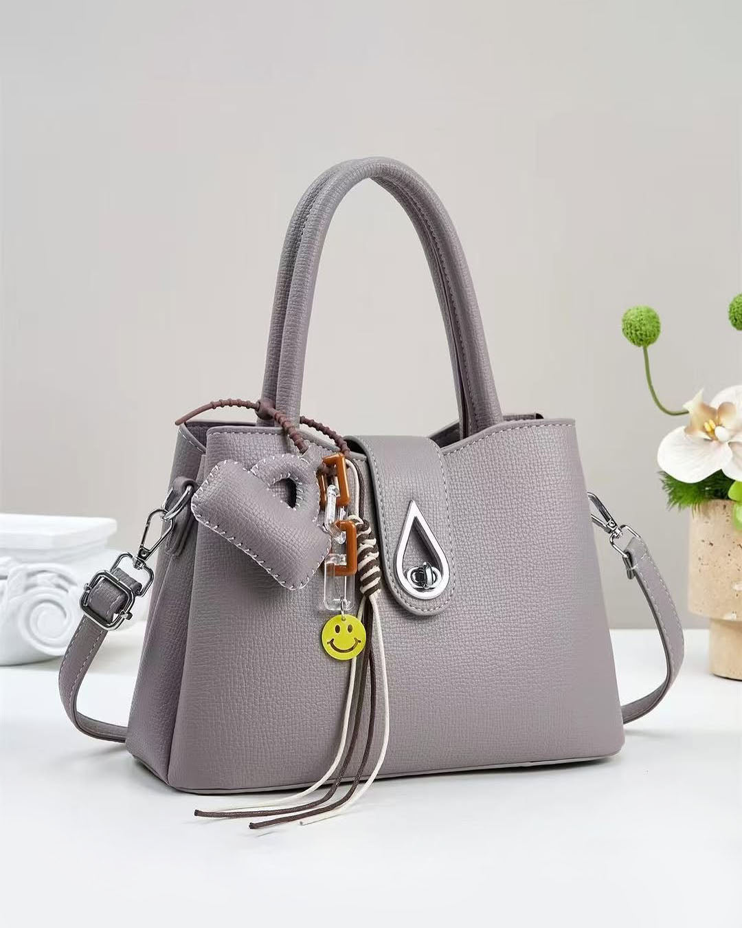 💕Oferta ¡San Valentín! 💕 • Bolso de tamaño mediana con adorno frontal color metálico