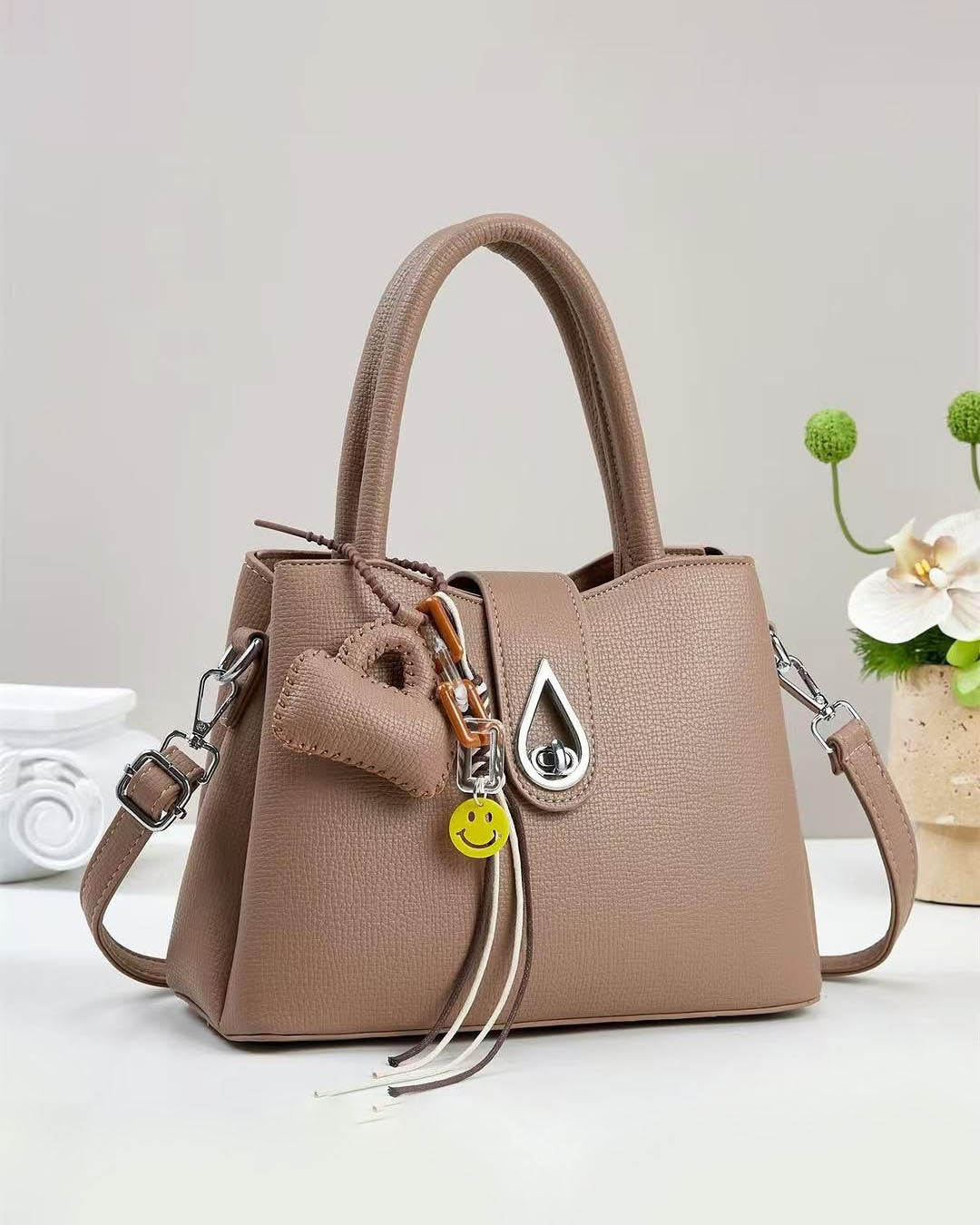 💕Oferta ¡San Valentín! 💕 • Bolso de tamaño mediana con adorno frontal color metálico
