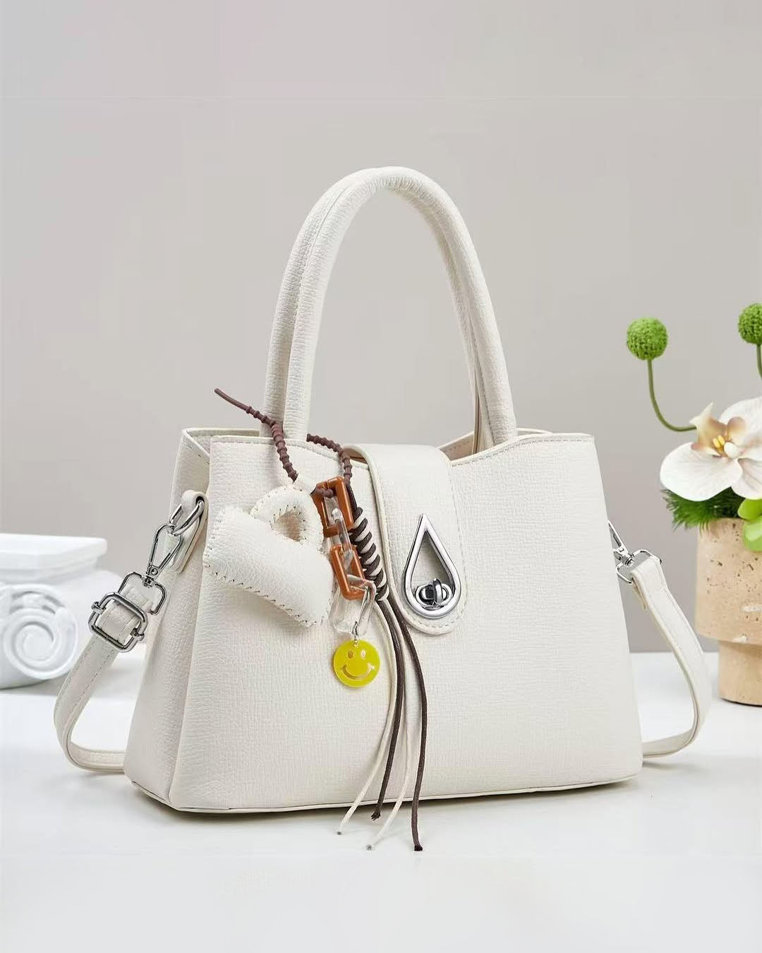 💕Oferta ¡San Valentín! 💕 • Bolso de tamaño mediana con adorno frontal color metálico