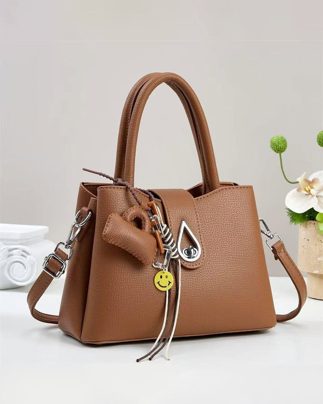 💕Oferta ¡San Valentín! 💕 • Bolso de tamaño mediana con adorno frontal color metálico