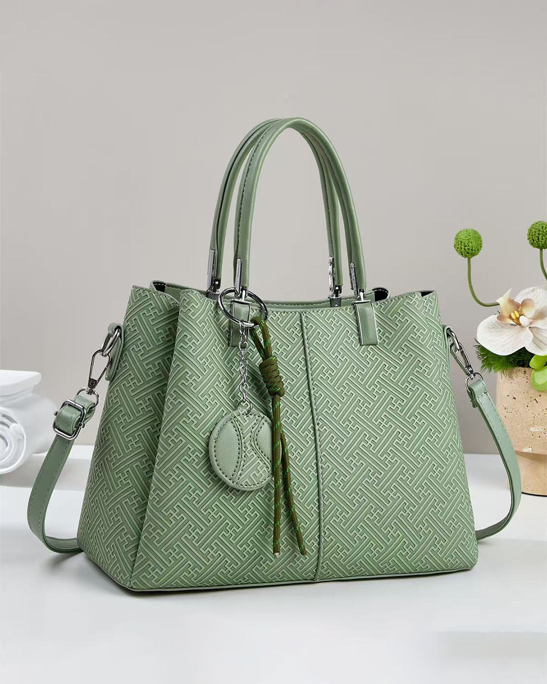 Bolso Tote de Lujo con Textura Geométrica y Colgante decorativo