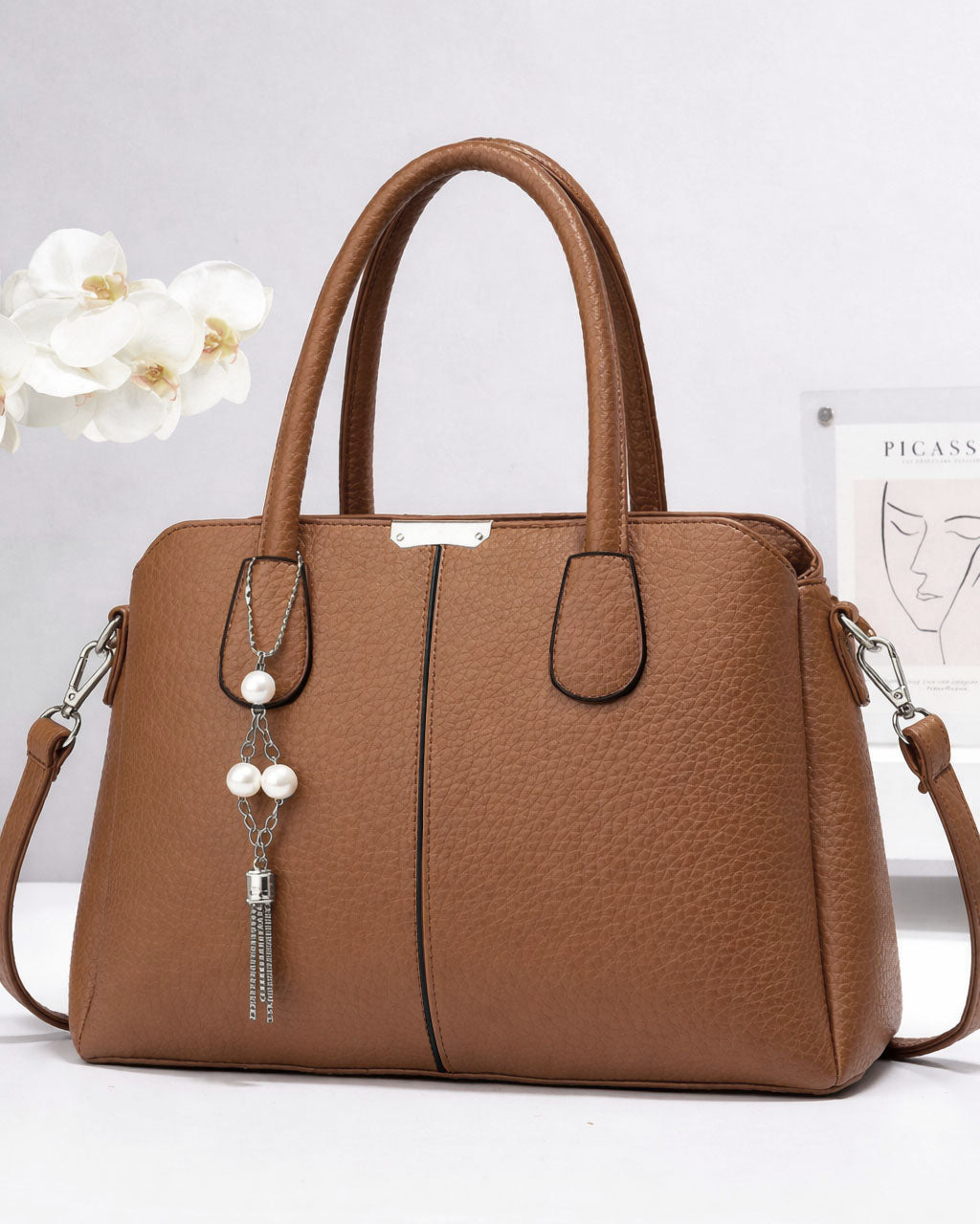 Cartera mediana con llavero decorativo