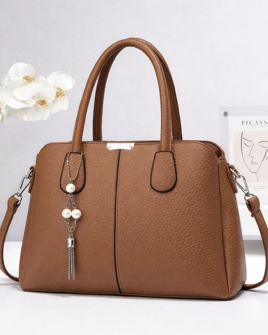 Cartera mediana con llavero decorativo