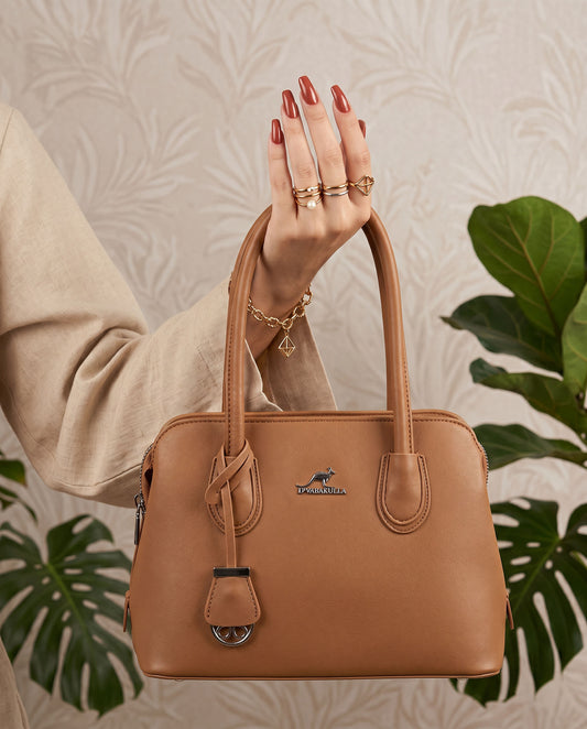 Cartera de mano con colgante decorativo en forma de anillo