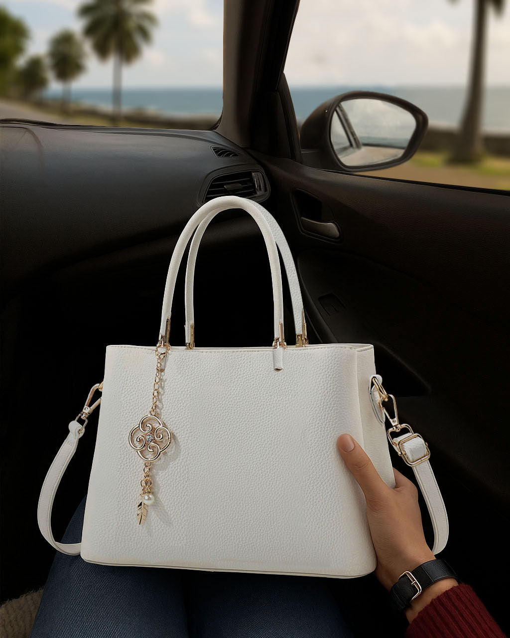 Bolso de mano y hombro con dije decorativo