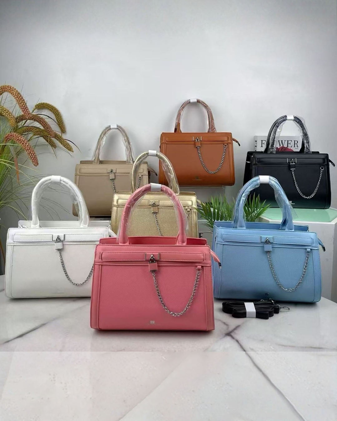 Cartera mediana con candado frontal y cadena decorativa