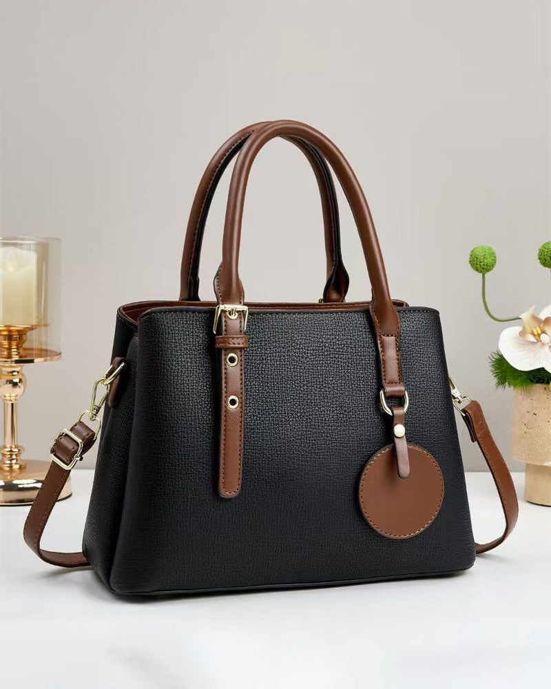 Bolso de mano con diseño de dos tonos con detalles en herrajes dorados