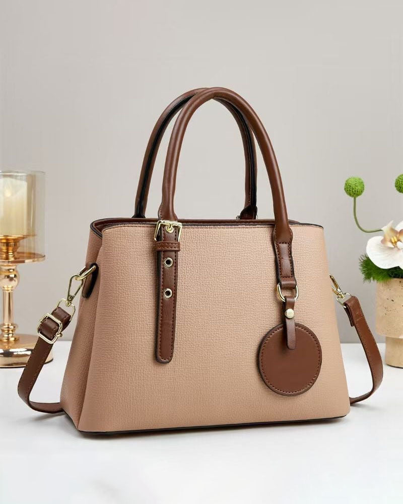 Bolso de mano con diseño de dos tonos con detalles en herrajes dorados