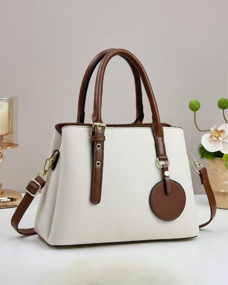 Bolso de mano con diseño de dos tonos con detalles en herrajes dorados