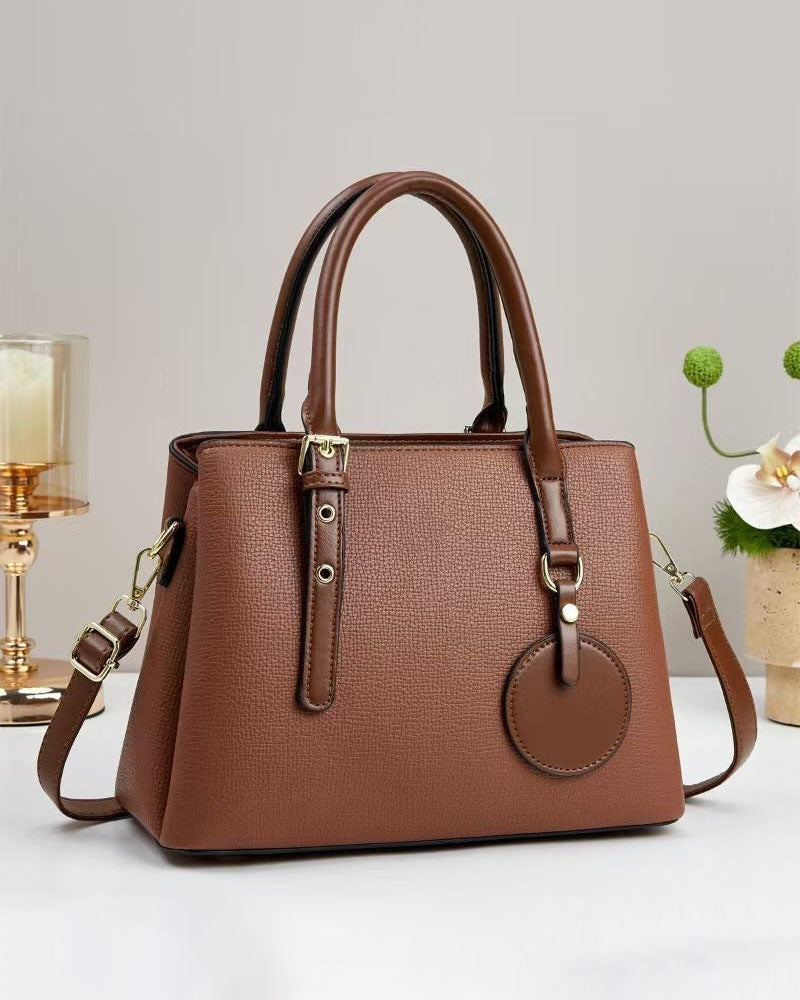 Bolso de mano con diseño de dos tonos con detalles en herrajes dorados
