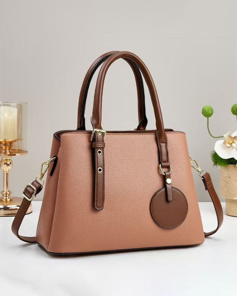 Bolso de mano con diseño de dos tonos con detalles en herrajes dorados