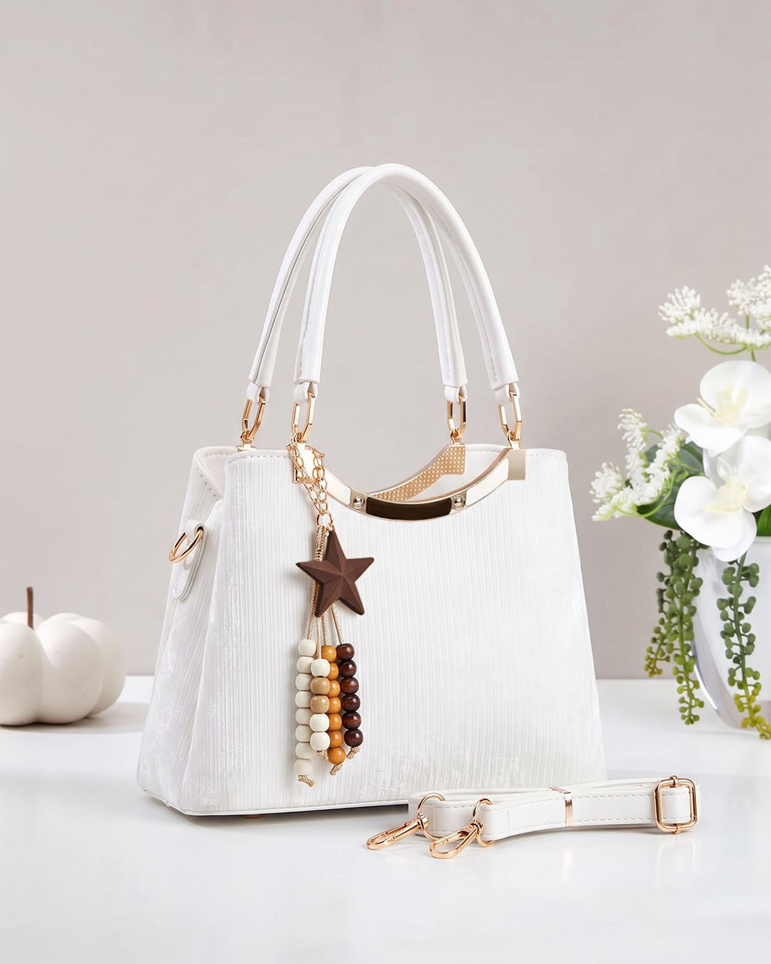 Cartera mediana con detalles en dorado y llavero colgante removible