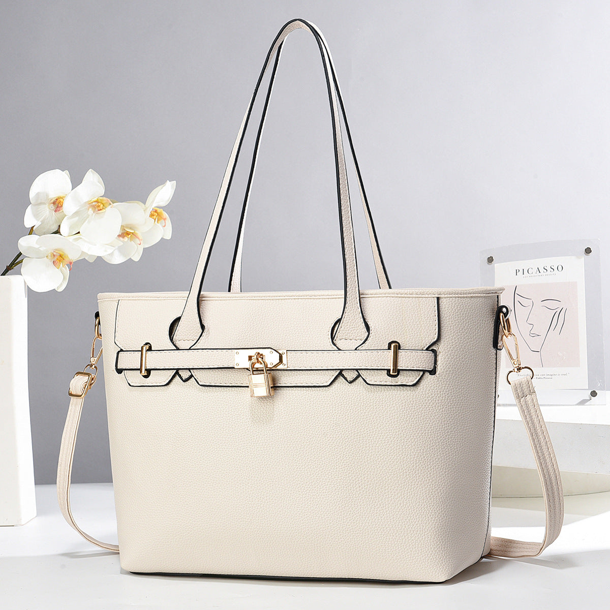 Bolso Grande con candado decorativo. Detalles en Dorado. Divisiones en el interior