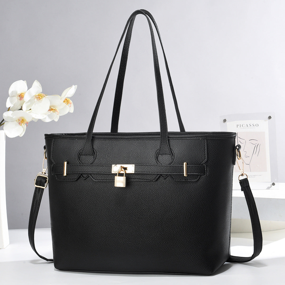 Bolso Grande con candado decorativo. Detalles en Dorado. Divisiones en el interior