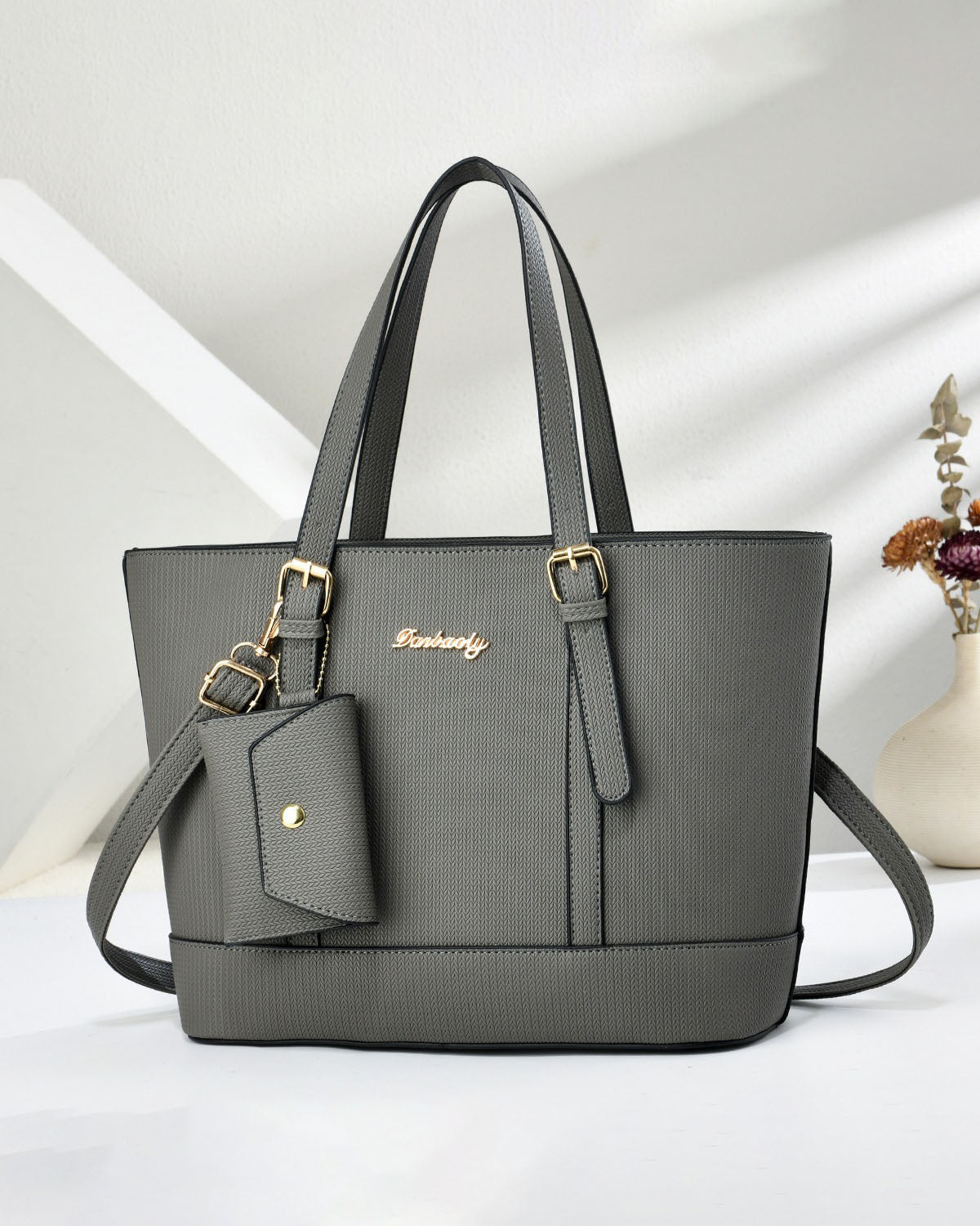 Conjunto de bolso de moda con bolso espacioso con accesorio colgante