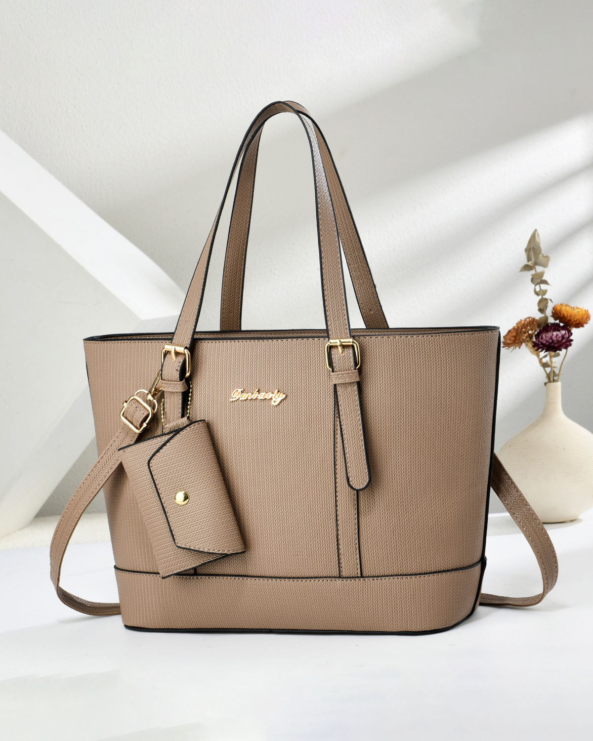 Conjunto de bolso de moda con bolso espacioso con accesorio colgante