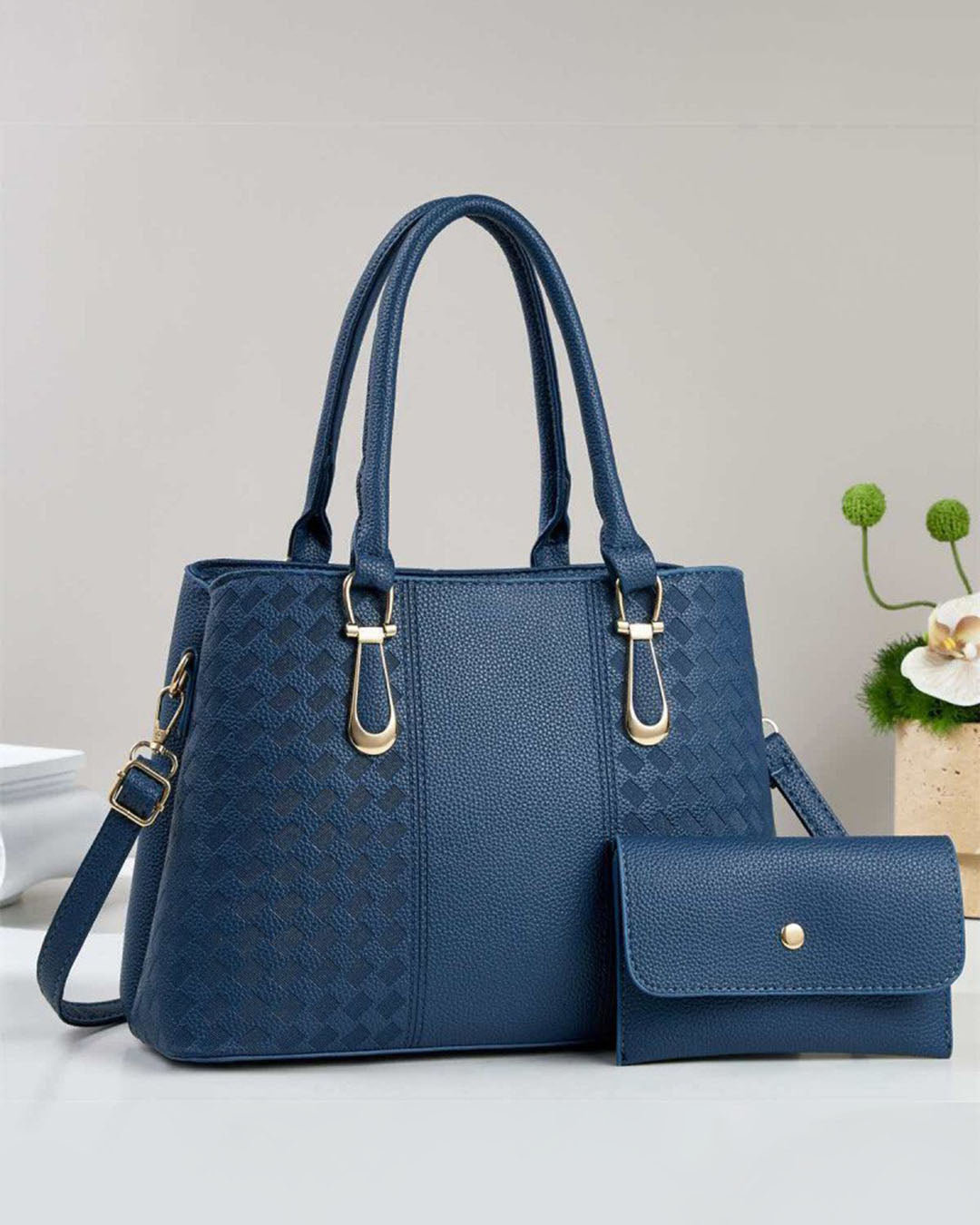 Cartera mediana con sobre y detalles en dorado