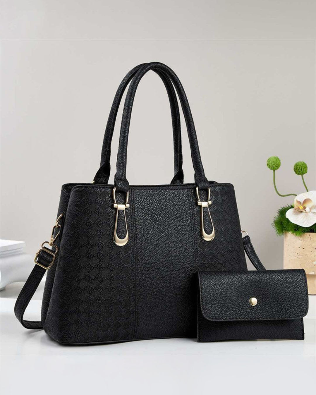 Cartera mediana con sobre y detalles en dorado