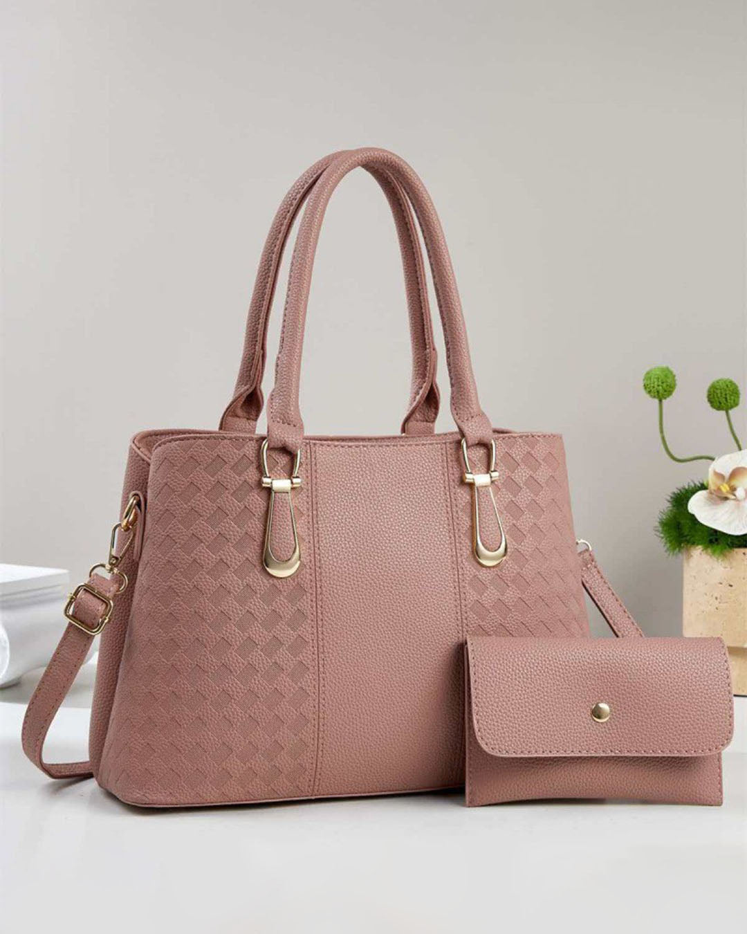 Cartera mediana con sobre y detalles en dorado