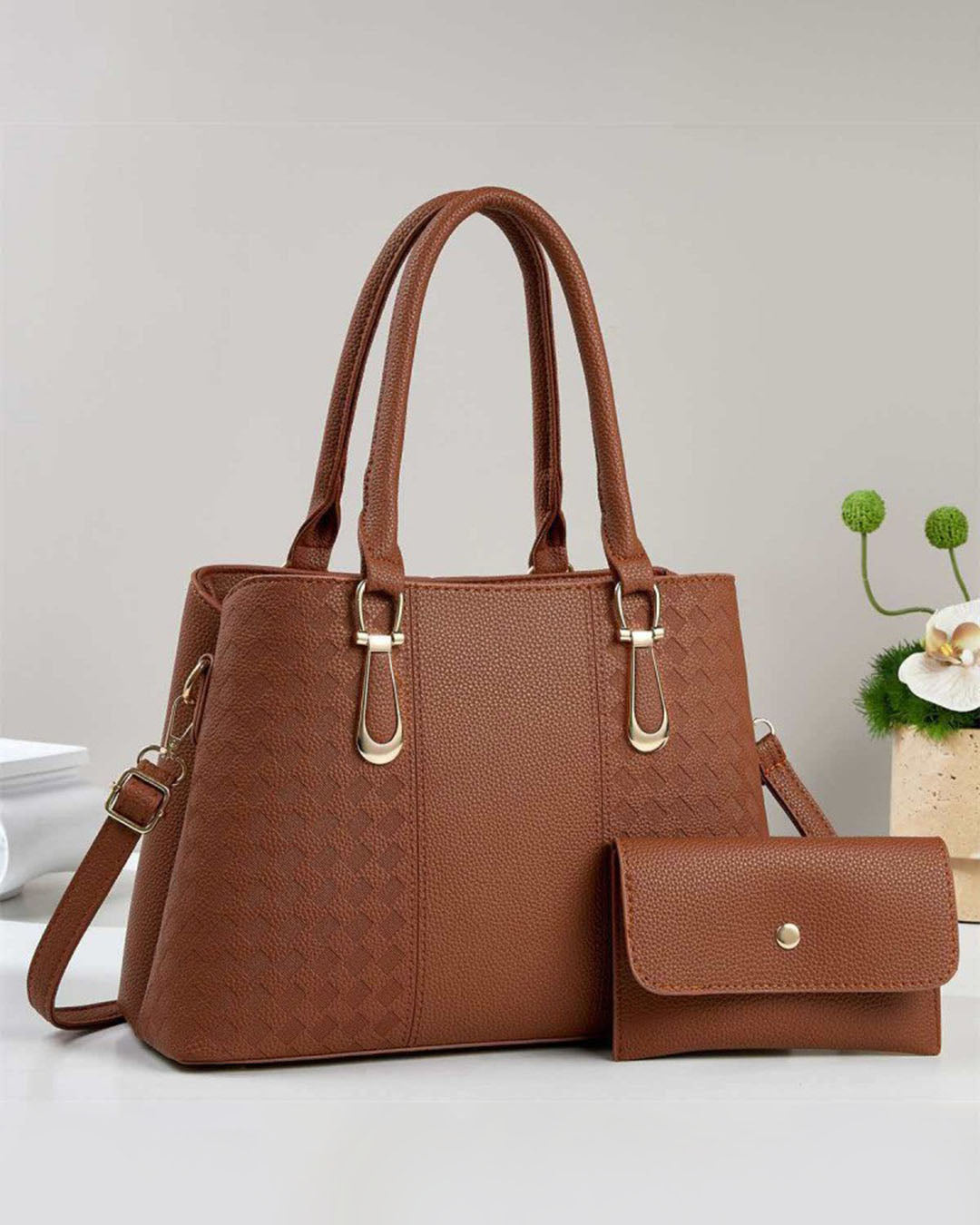 Cartera mediana con sobre y detalles en dorado
