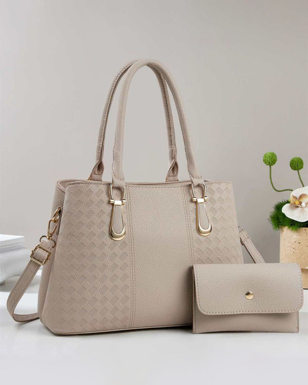 Cartera mediana con sobre y detalles en dorado
