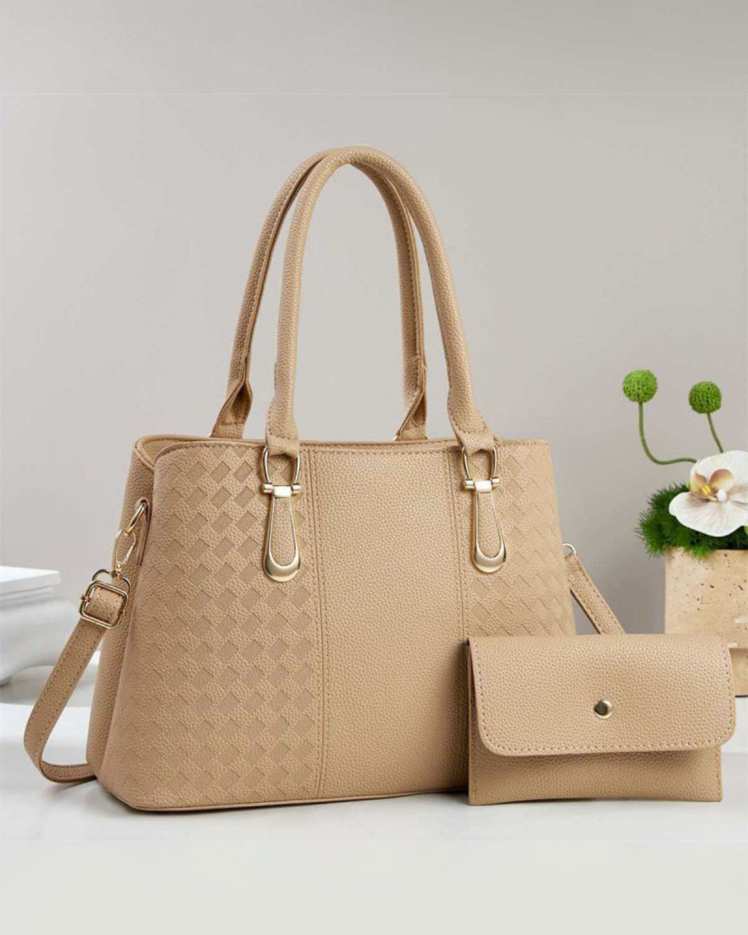 Cartera mediana con sobre y detalles en dorado