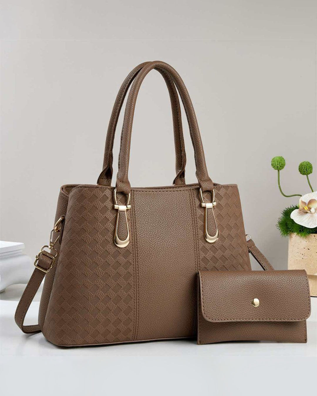 Cartera mediana con sobre y detalles en dorado