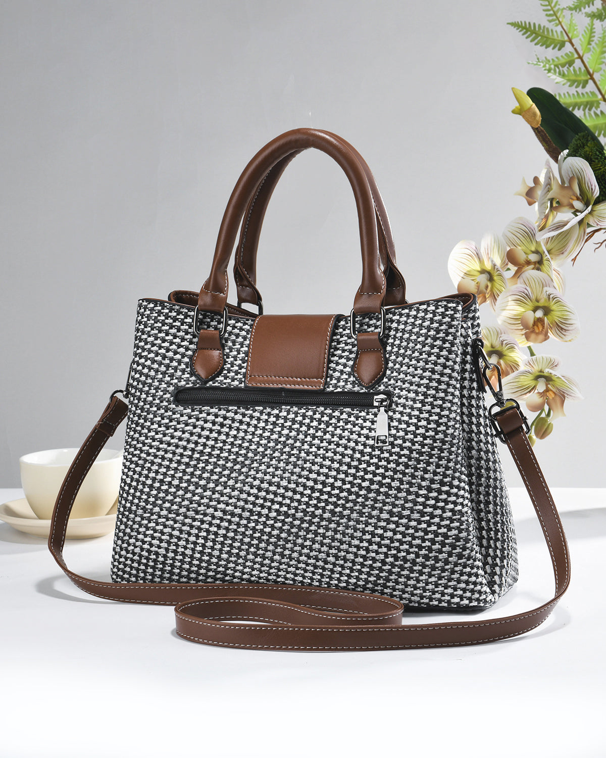 Bolso diseño  de tejido bicolor con detalles marrones y hebilla frontal