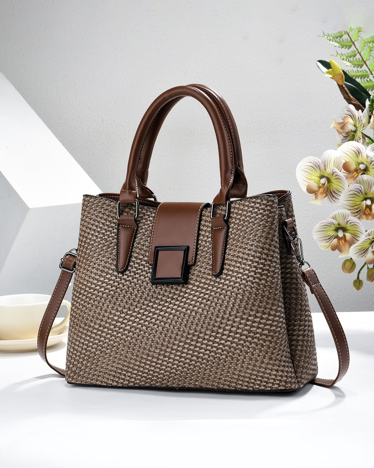 Bolso diseño  de tejido bicolor con detalles marrones y hebilla frontal