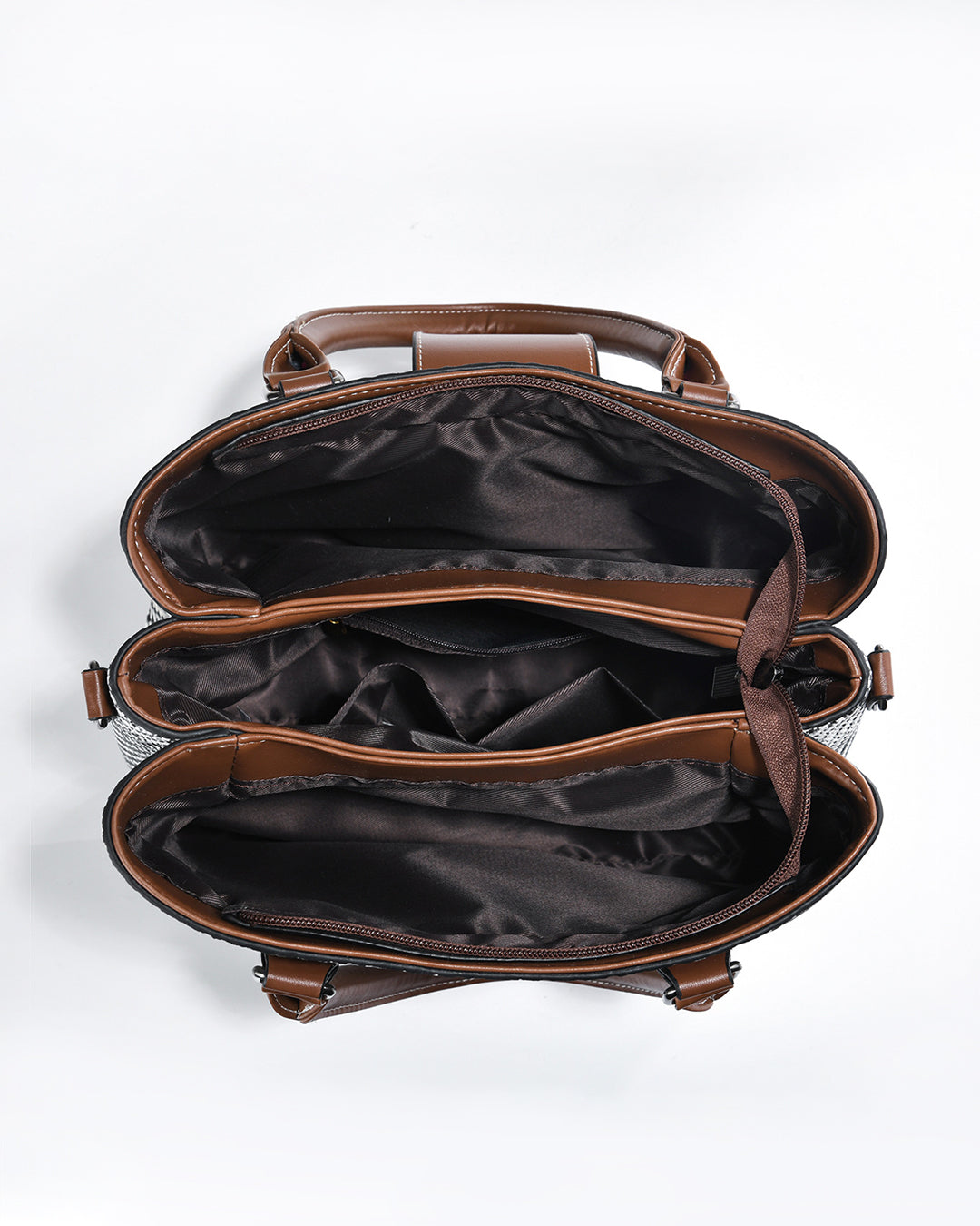 Bolso diseño  de tejido bicolor con detalles marrones y hebilla frontal