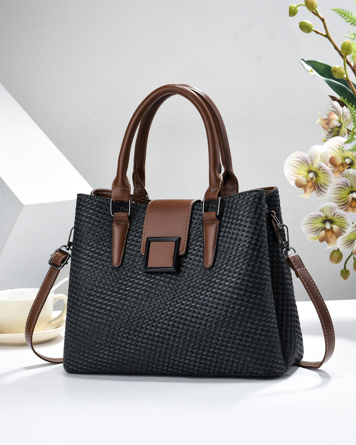 Bolso diseño  de tejido bicolor con detalles marrones y hebilla frontal
