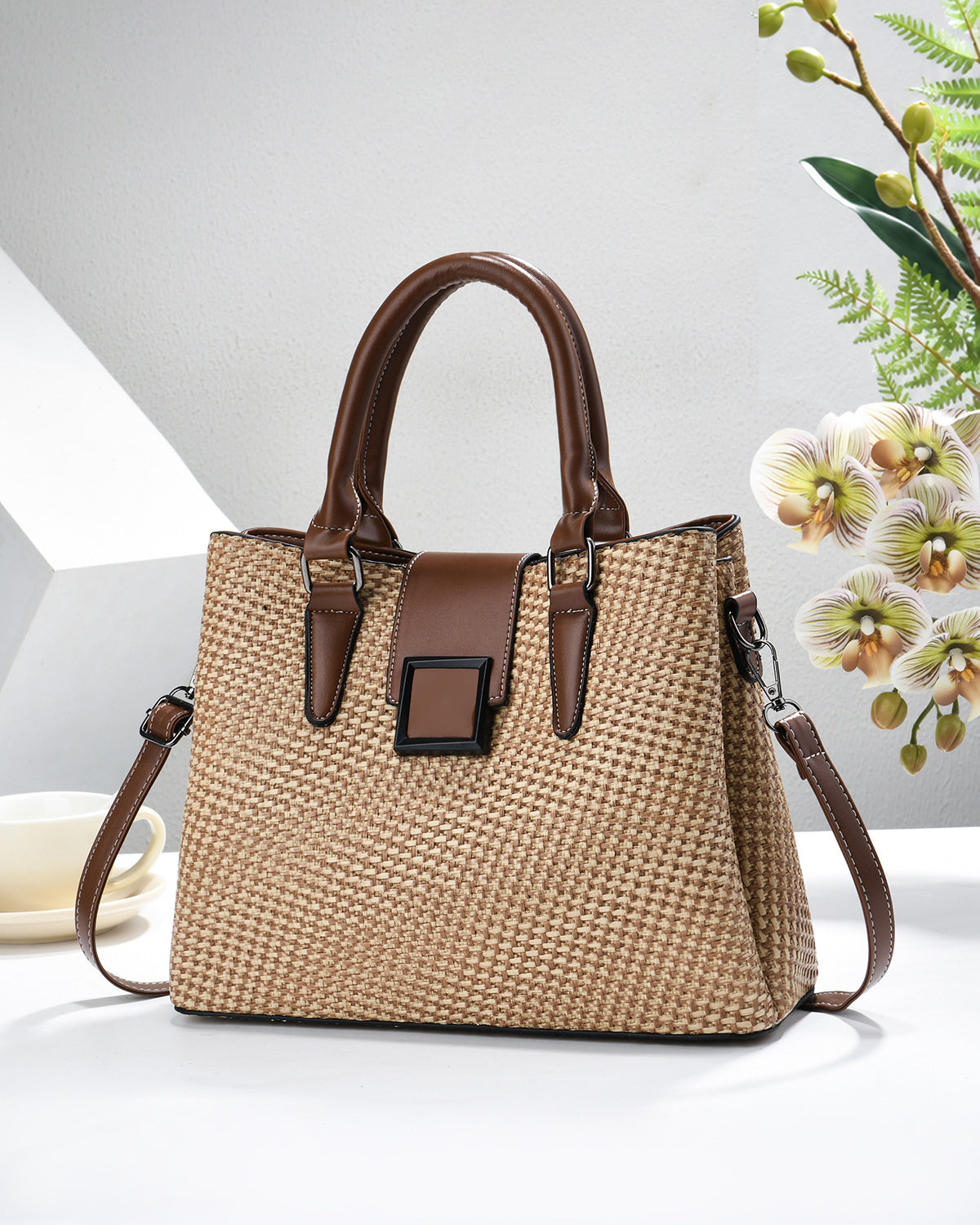 Bolso diseño  de tejido bicolor con detalles marrones y hebilla frontal