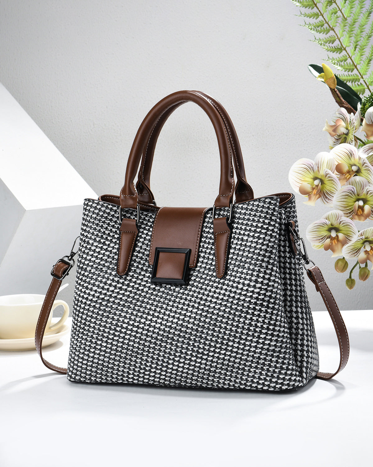 Bolso diseño  de tejido bicolor con detalles marrones y hebilla frontal