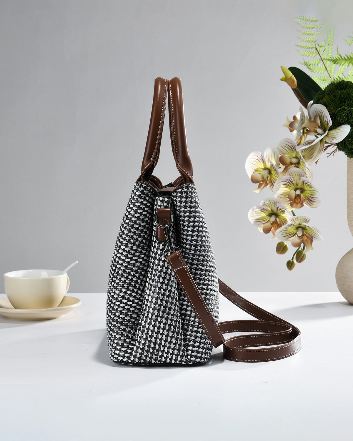 Bolso diseño  de tejido bicolor con detalles marrones y hebilla frontal