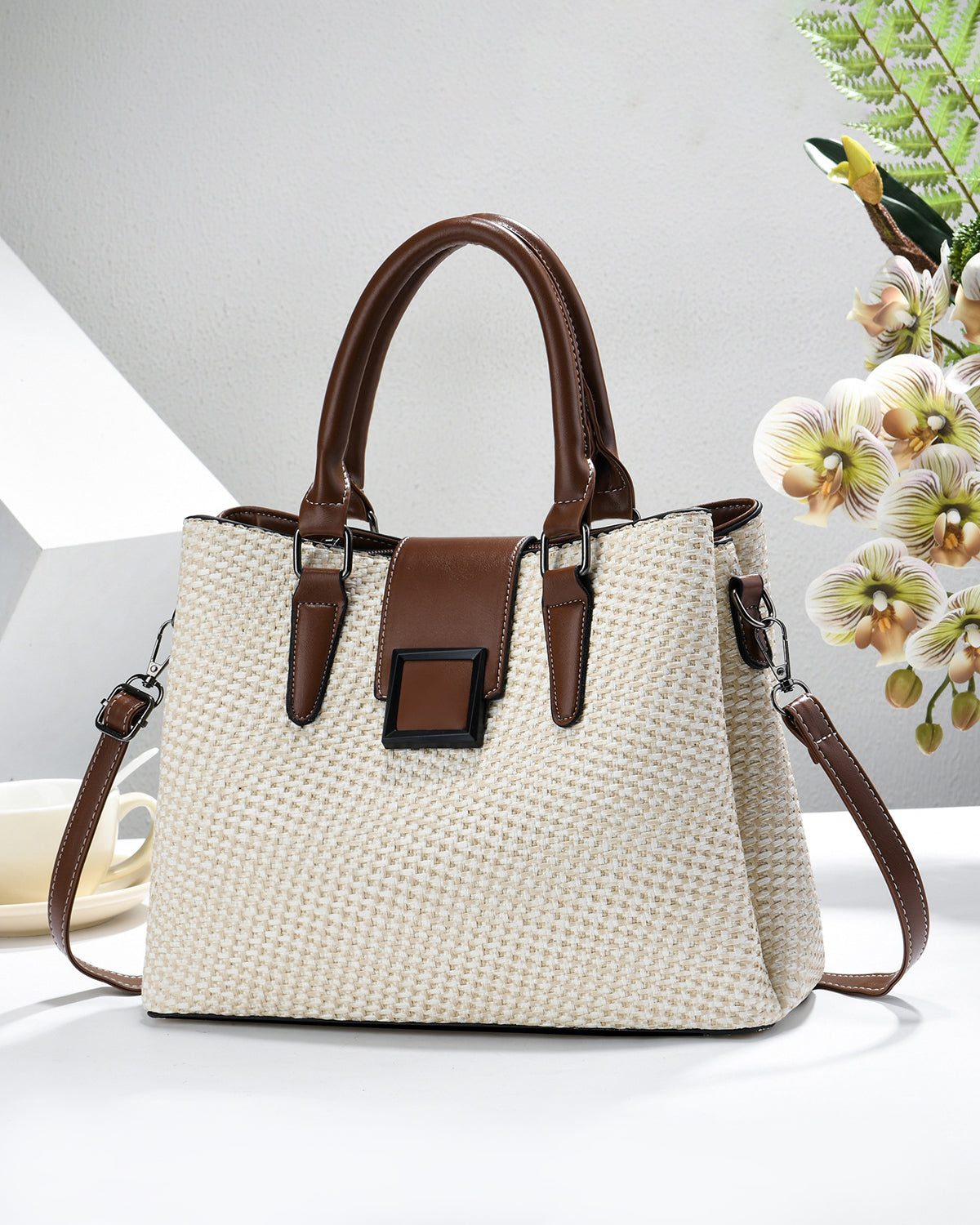 Bolso diseño  de tejido bicolor con detalles marrones y hebilla frontal